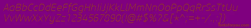 フォントCoreSansM25ExtralightItalic – 紫色の背景に茶色のフォント