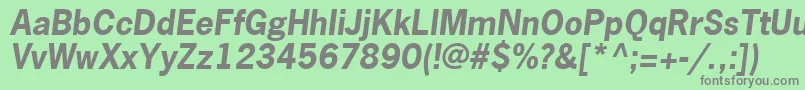 NewsGothicLtBoldOblique-fontti – harmaat kirjasimet vihreällä taustalla