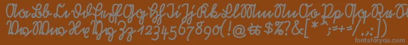 RastenburgU1sy-fontti – harmaat kirjasimet ruskealla taustalla