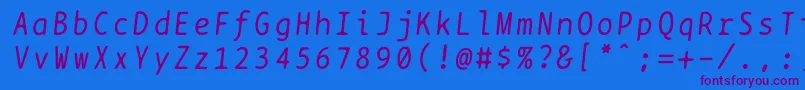 Czcionka Bptypewriteitalics – fioletowe czcionki na niebieskim tle