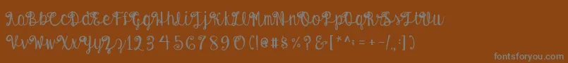 AustieBostEnvelopes-fontti – harmaat kirjasimet ruskealla taustalla
