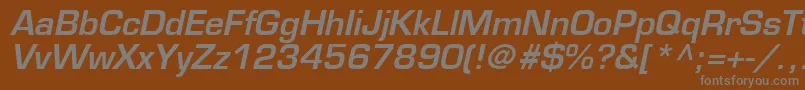 EuromodeBoldItalic-fontti – harmaat kirjasimet ruskealla taustalla
