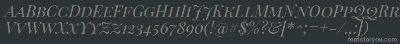 Playfairdisplaysc Italic-fontti – harmaat kirjasimet mustalla taustalla