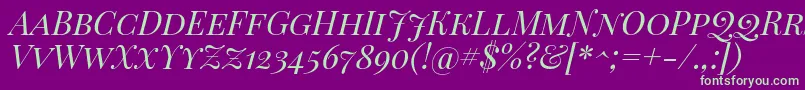 Fonte Playfairdisplaysc Italic – fontes verdes em um fundo violeta