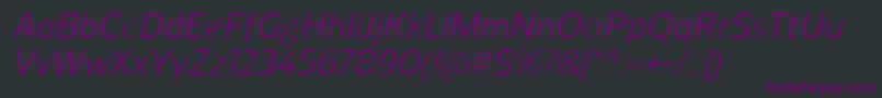 ReganItalic-Schriftart – Violette Schriften auf schwarzem Hintergrund