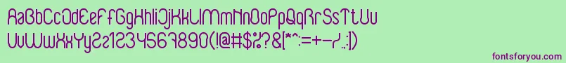 BabySuperhero-Schriftart – Violette Schriften auf grünem Hintergrund