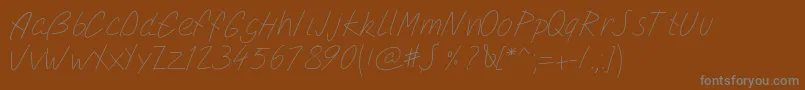 Pwsimplescript-fontti – harmaat kirjasimet ruskealla taustalla