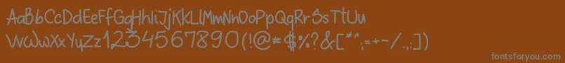 SloppyHand-fontti – harmaat kirjasimet ruskealla taustalla