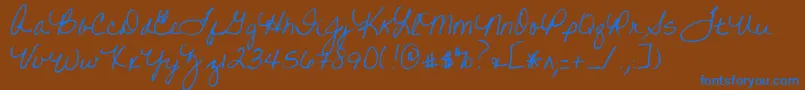 Writtenonhishands-Schriftart – Blaue Schriften auf braunem Hintergrund