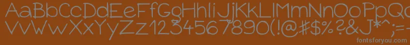 DjbBabyBump-fontti – harmaat kirjasimet ruskealla taustalla