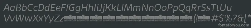 KabrioLightItalicTrial-fontti – harmaat kirjasimet mustalla taustalla