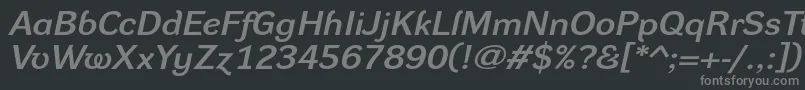DynagroteskdxeItalic-fontti – harmaat kirjasimet mustalla taustalla