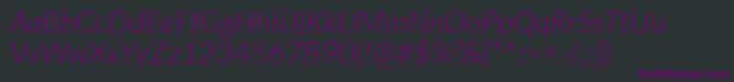 Czcionka LatoLightitalic – fioletowe czcionki na czarnym tle