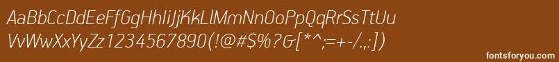PfhandbookproThinitalic-fontti – valkoiset fontit ruskealla taustalla