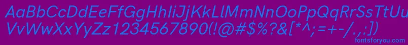 HkgroteskMediumitalic-Schriftart – Blaue Schriften auf violettem Hintergrund