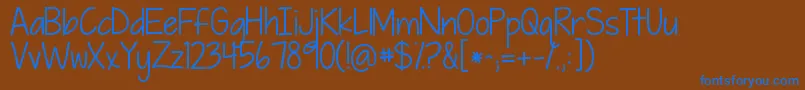 Kgpiecebypiece-Schriftart – Blaue Schriften auf braunem Hintergrund