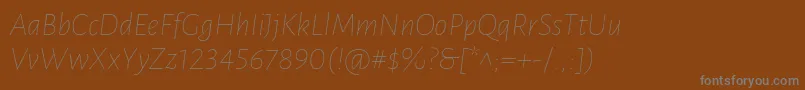 Czcionka LunasansThinitalic – szare czcionki na brązowym tle
