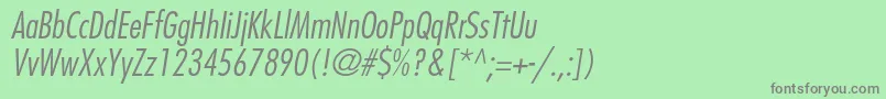 FavoritlightcondcItalic-fontti – harmaat kirjasimet vihreällä taustalla