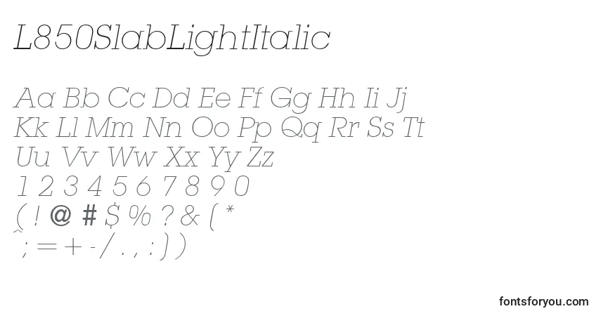 A fonte L850SlabLightItalic – alfabeto, números, caracteres especiais