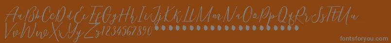 KentuckyFree-fontti – harmaat kirjasimet ruskealla taustalla