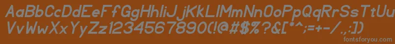 TlSansSerifBoldItalic-fontti – harmaat kirjasimet ruskealla taustalla