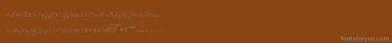 Czcionka Charleesinluvv – szare czcionki na brązowym tle