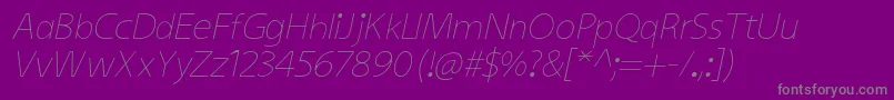 KiddysansLightItalic-fontti – harmaat kirjasimet violetilla taustalla