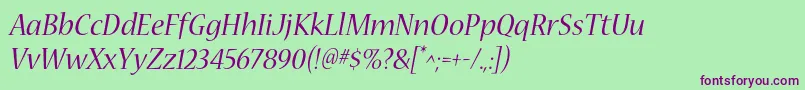 NuevastdItalic-fontti – violetit fontit vihreällä taustalla