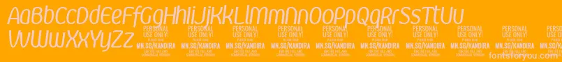 Saiba mais sobre a fonte KandiraItPersonalUse Fonte KandiraItPersonalUse – fontes rosa em um fundo laranja
