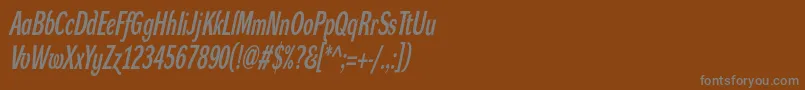 DynagroteskdxcItalic-fontti – harmaat kirjasimet ruskealla taustalla