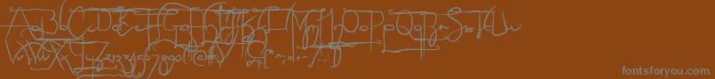 NoLicenseSculptorshandAlternatives-fontti – harmaat kirjasimet ruskealla taustalla