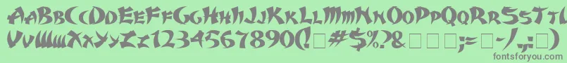 KarateMedium-fontti – harmaat kirjasimet vihreällä taustalla