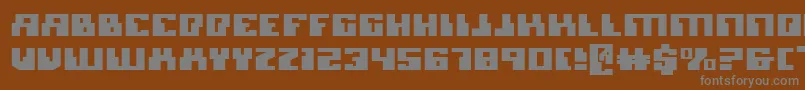MicronianExpanded-fontti – harmaat kirjasimet ruskealla taustalla