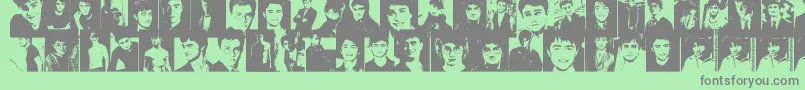 DanielRadcliffe-Schriftart – Graue Schriften auf grünem Hintergrund