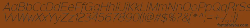 Sinkinsans200xlightitalic-fontti – mustat fontit ruskealla taustalla