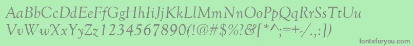GoudyOldStyleNormalItalic-fontti – harmaat kirjasimet vihreällä taustalla