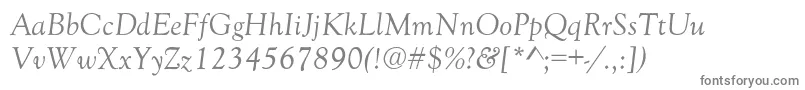 GoudyOldStyleNormalItalic-fontti – harmaat kirjasimet valkoisella taustalla