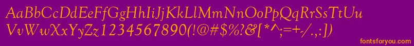 GoudyOldStyleNormalItalic-fontti – oranssit fontit violetilla taustalla