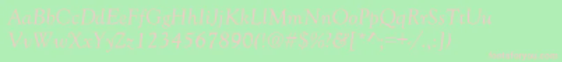 GoudyOldStyleNormalItalic-fontti – vaaleanpunaiset fontit vihreällä taustalla