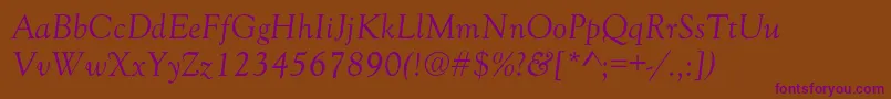 GoudyOldStyleNormalItalic-fontti – violetit fontit ruskealla taustalla