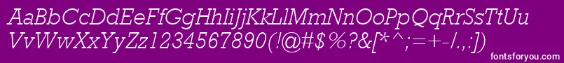 RockwellMtLightItalic-Schriftart – Weiße Schriften auf violettem Hintergrund
