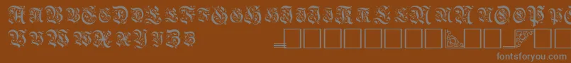 TopiascapssskRegular-fontti – harmaat kirjasimet ruskealla taustalla