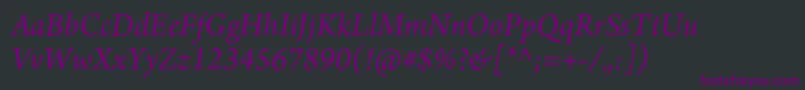 Czcionka ArnoproItalic12pt – fioletowe czcionki na czarnym tle
