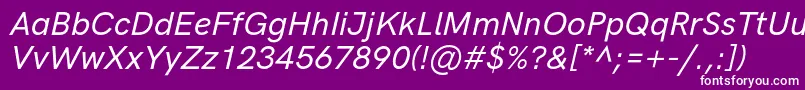 HkgroteskMediumitalic-fontti – valkoiset fontit violetilla taustalla