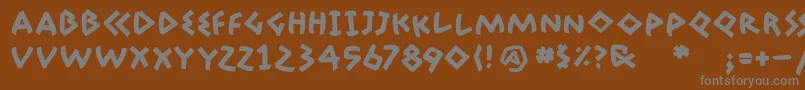 AdonisBold-fontti – harmaat kirjasimet ruskealla taustalla