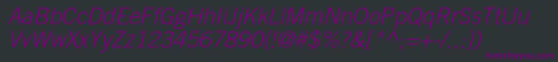 Czcionka TradegothicltstdLightobl – fioletowe czcionki na czarnym tle