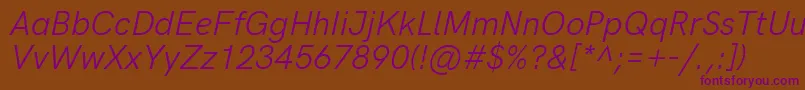 HkgroteskLegacyitalic-Schriftart – Violette Schriften auf braunem Hintergrund