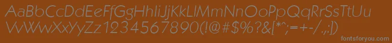 KoblenzserialXlightItalic-fontti – harmaat kirjasimet ruskealla taustalla