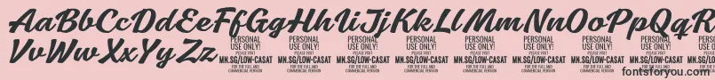 LowcasatmedPersonalUse-fontti – mustat fontit vaaleanpunaisella taustalla