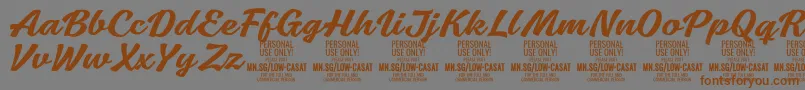 Fonte LowcasatmedPersonalUse – fontes marrons em um fundo cinza